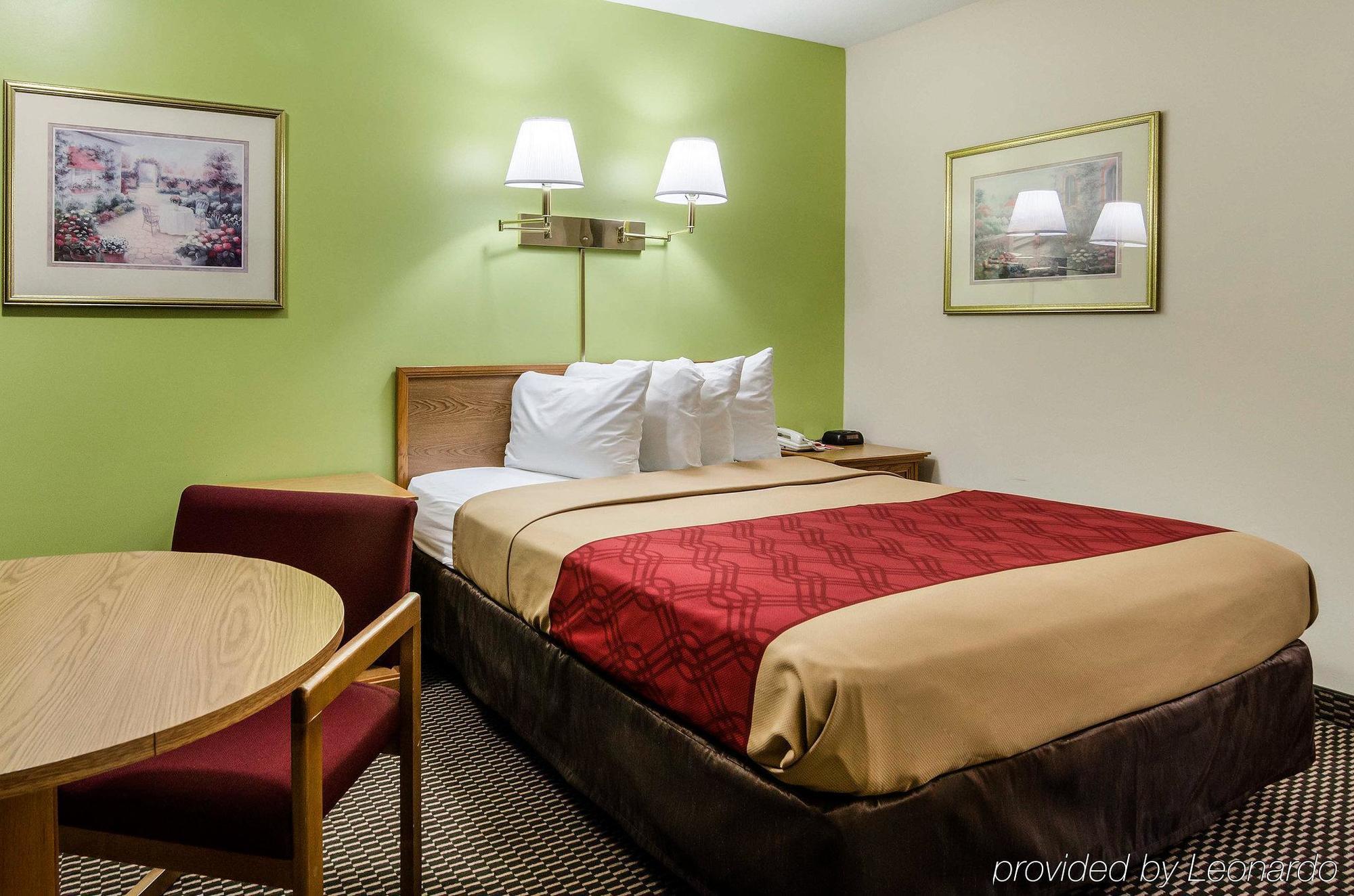 Econo Lodge Lawrence