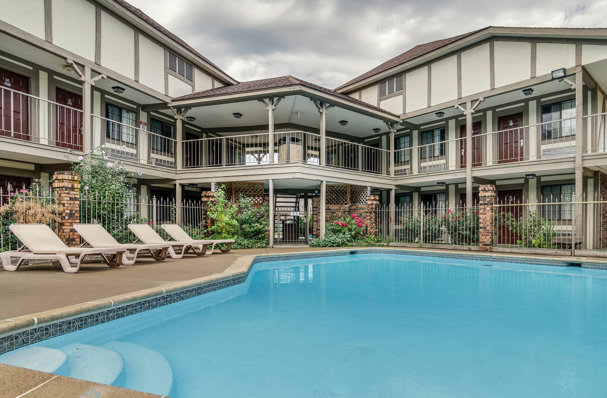 Lodge Econo Lawrence