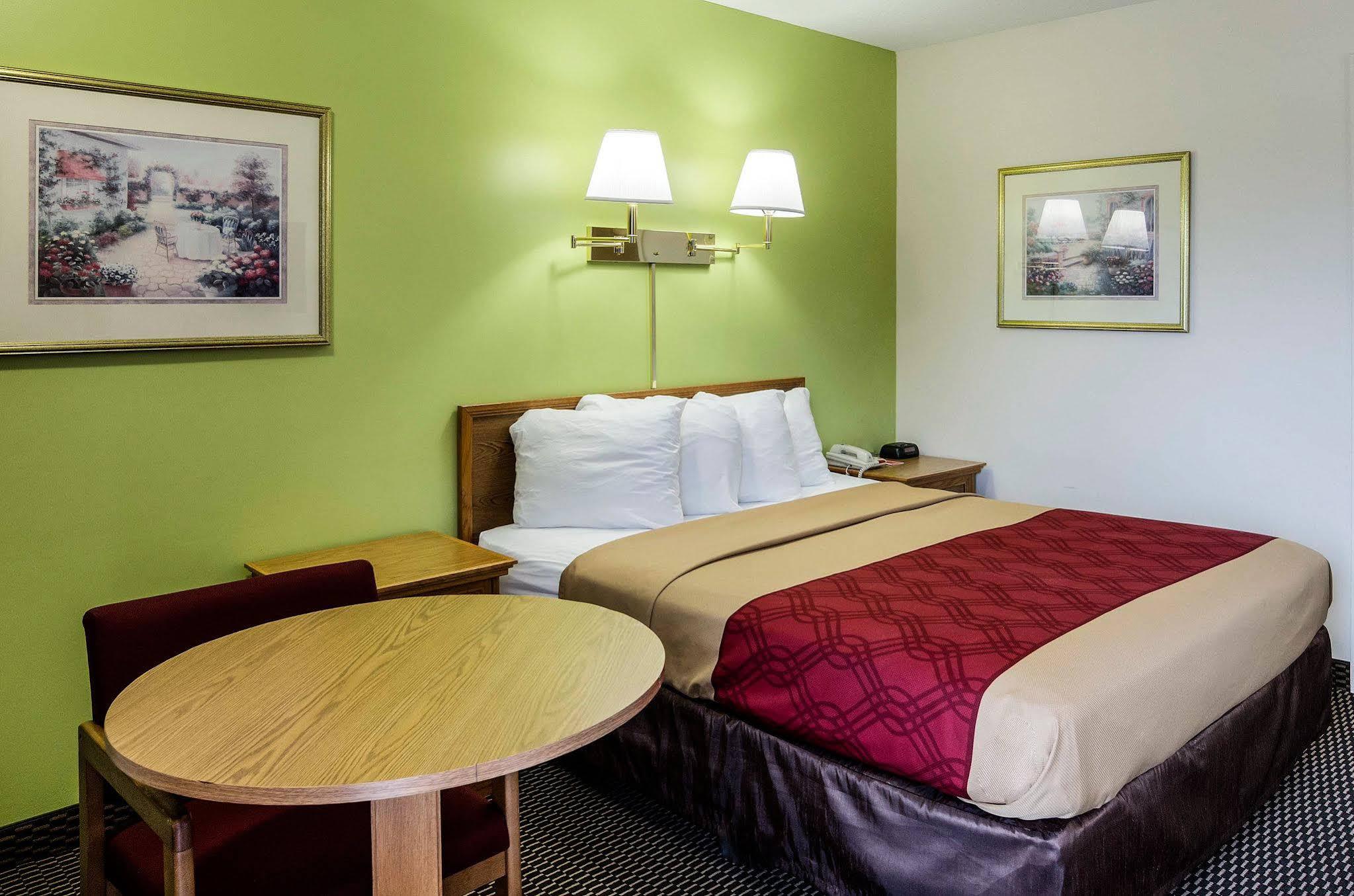 Lodge Econo University Lawrence