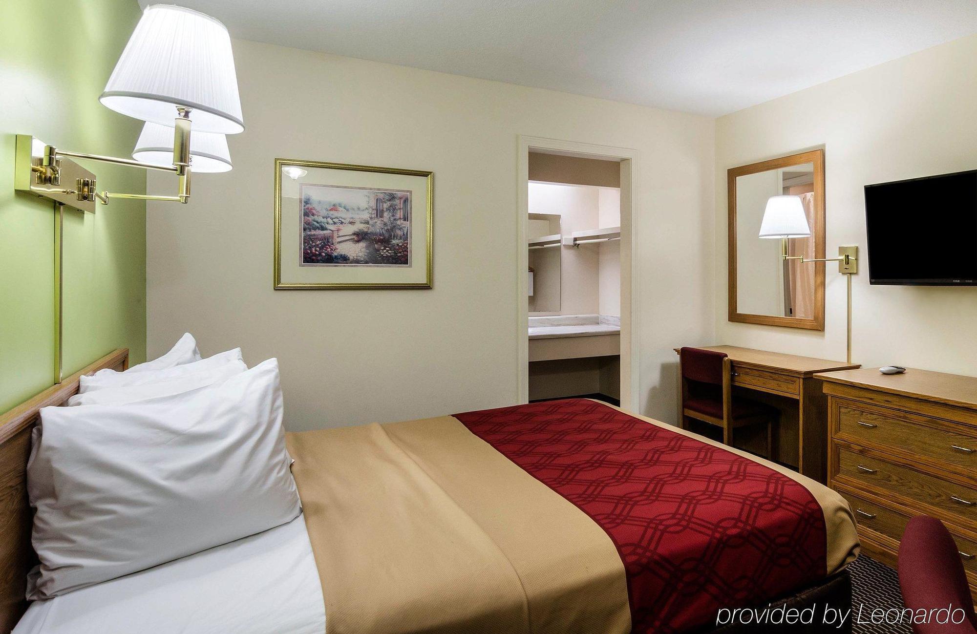 Econo University Lodge *